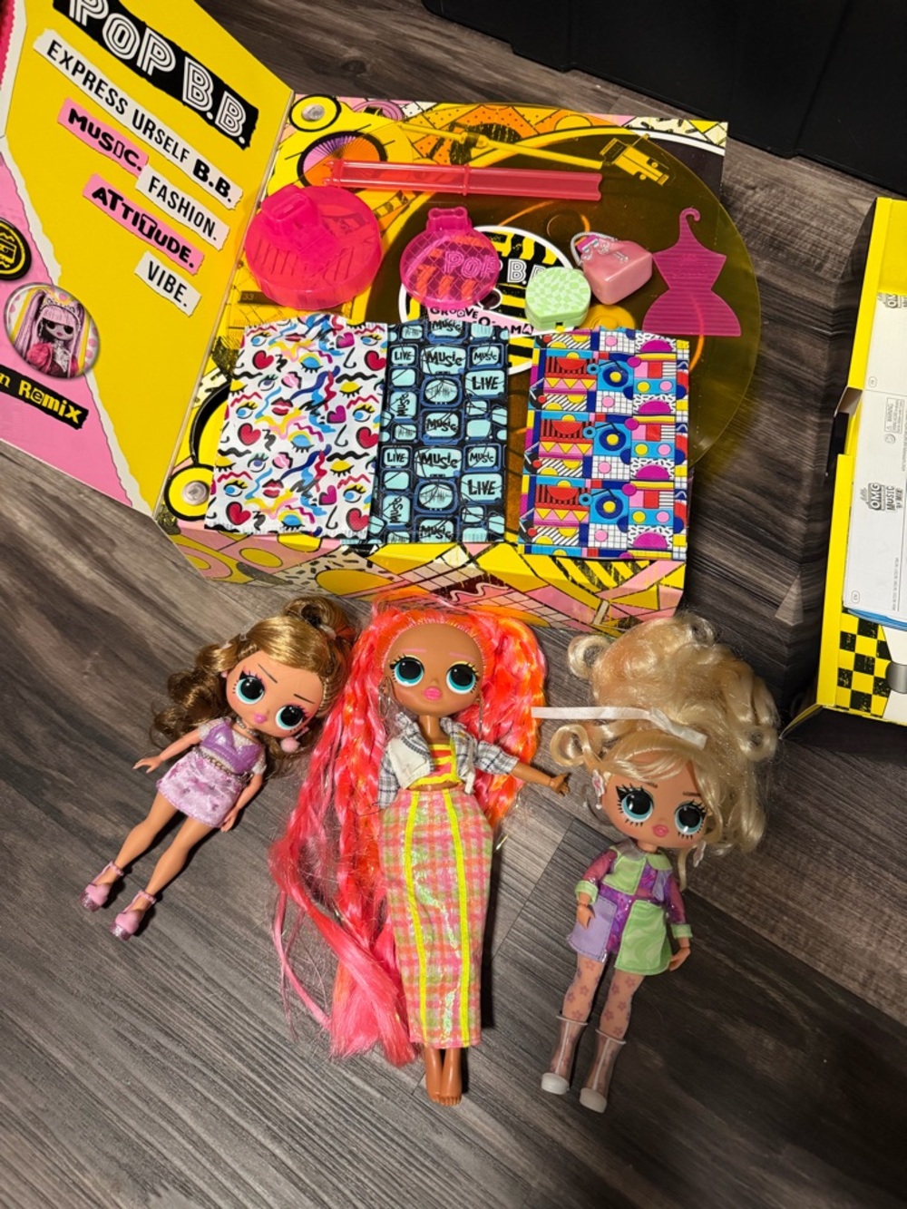 L.O.L. Surprise! Remix Doll Playset - Neon Pink/Orange Fashion Set